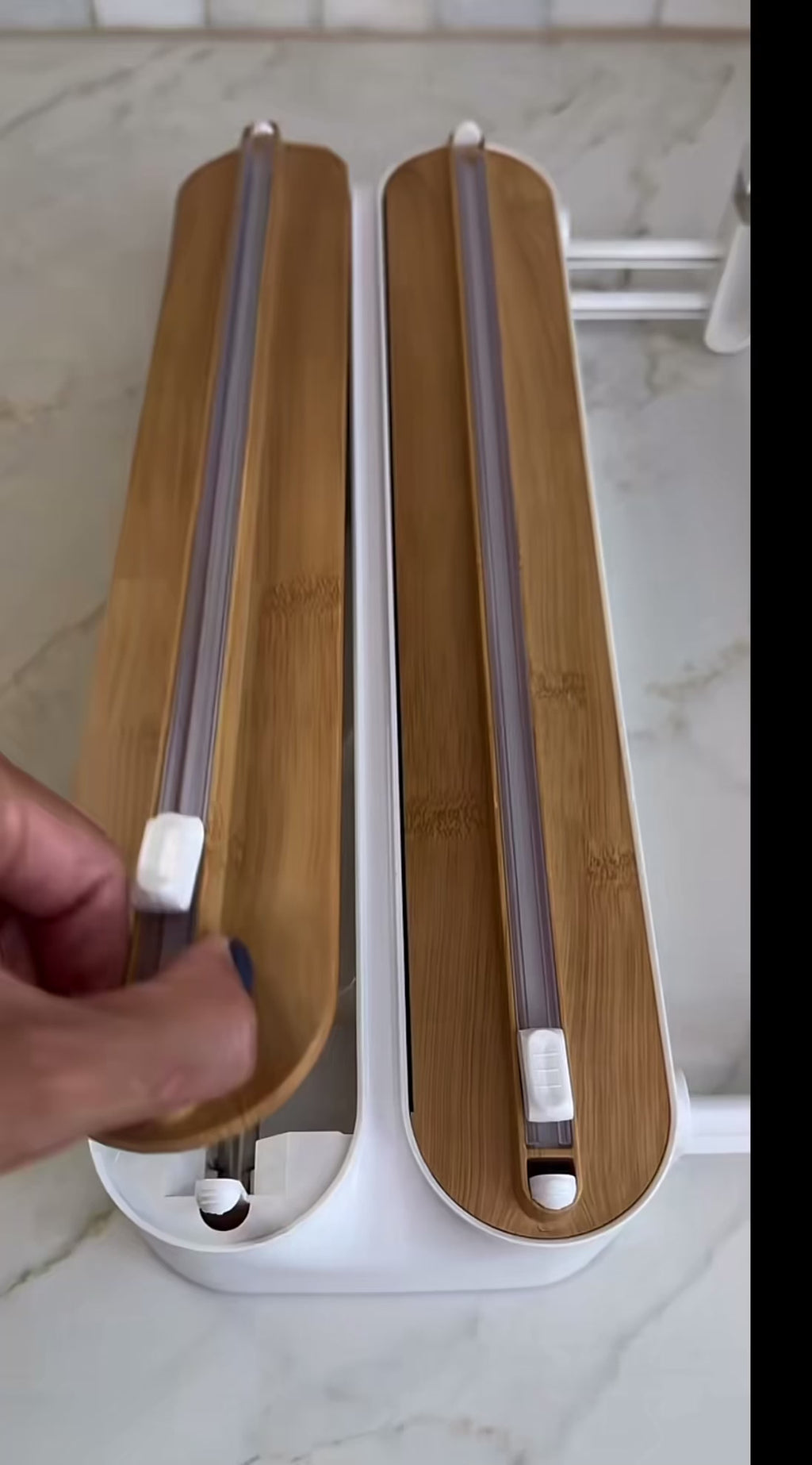 🥢 Bambusowy dozownik folii 3w1 z obcinakiem i uchwytem na ręcznik papierowy